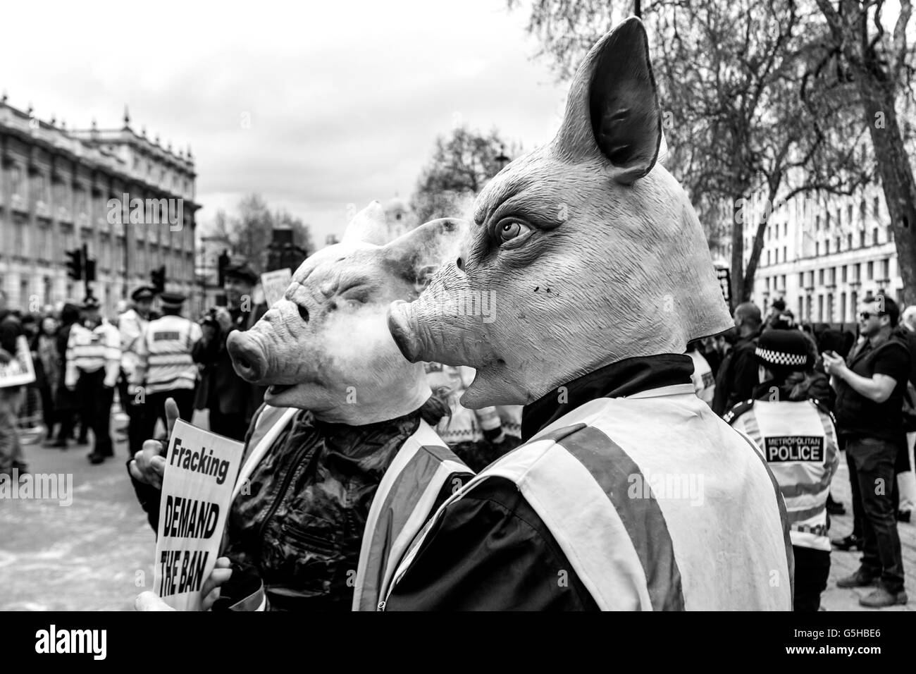 Les manifestants à Whitehall portant des masques appel à la démission du Premier Ministre David Cameron, London, UK Banque D'Images