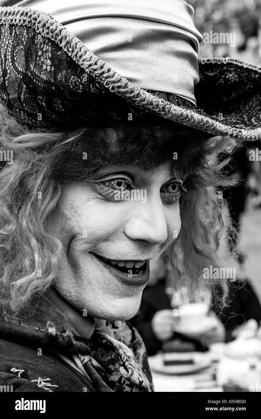 'The Mad Hatters Tea Party' de spectacles de rue, marché du dimanche, Camden Camden Town, London, UK Banque D'Images