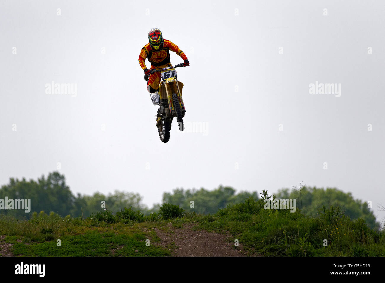 Cross rider effectuant un stunt, Munich Flughafen, Haute-Bavière, Allemagne, Europe. Banque D'Images