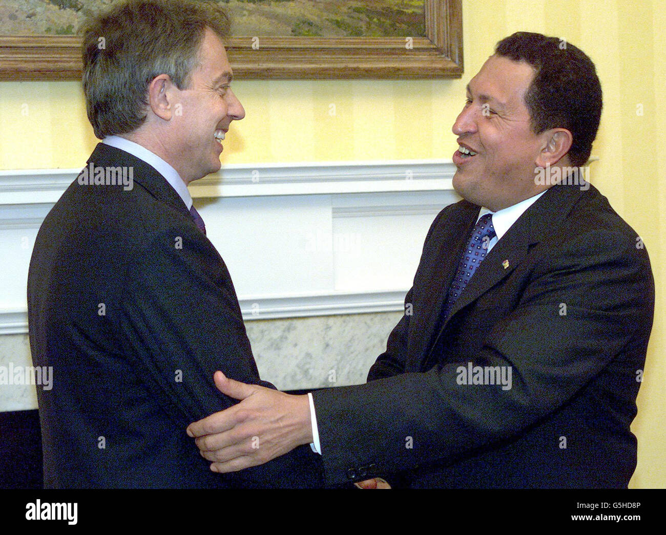 Le président vénézuélien Hugo Chavez (à droite) est accueilli par le Premier ministre britannique Tony Blair au numéro 10 Downing Street à Londres.Chavez est en Grande-Bretagne pour une visite de trois jours. Banque D'Images