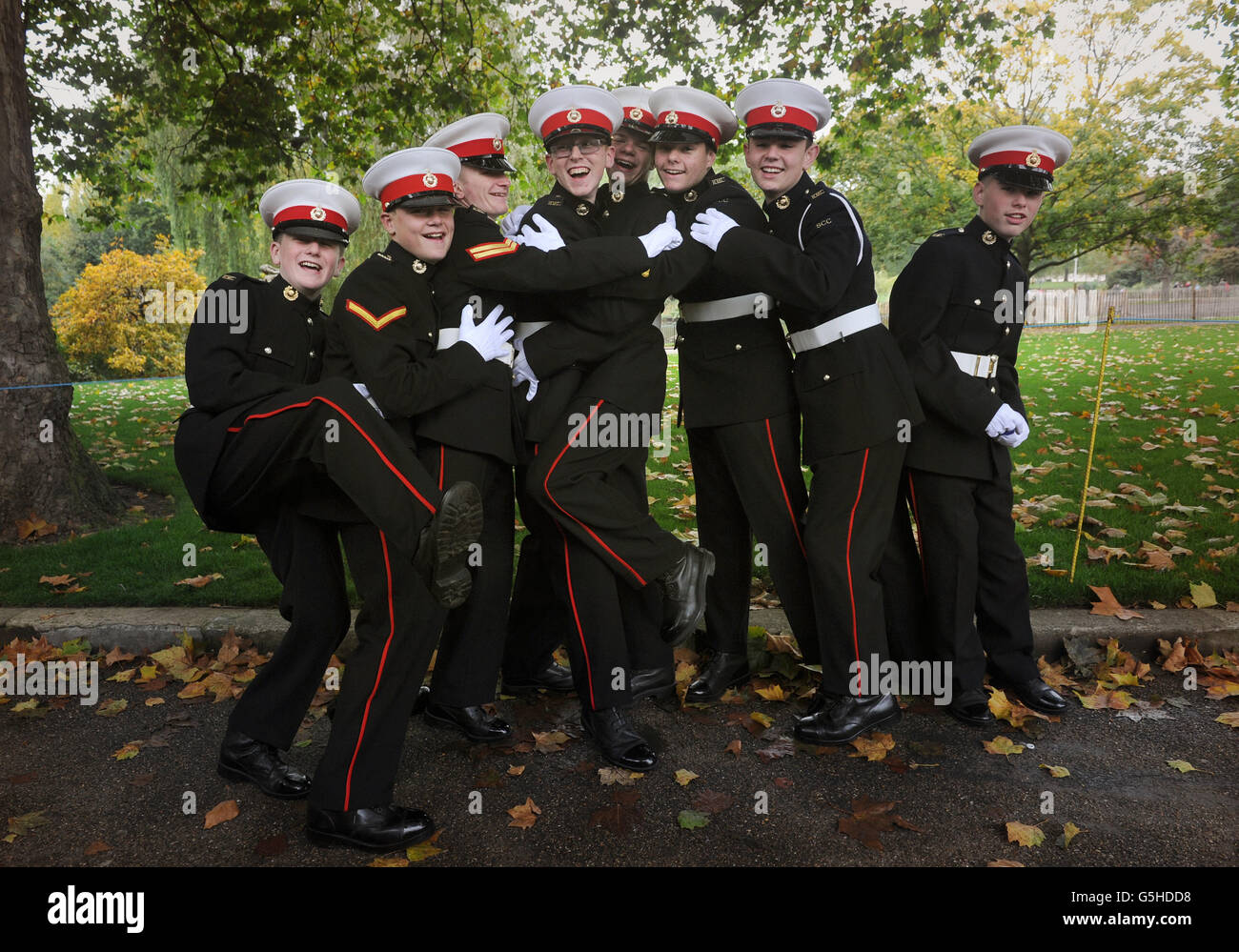 Cadets de la marine de Yankee Company Royal Marine Cadets, dans la région du Nord, avant de prendre part à une parade de la journée de Trafalgar, de Horse Guards Parade Trafalgar Square à Londres. Banque D'Images