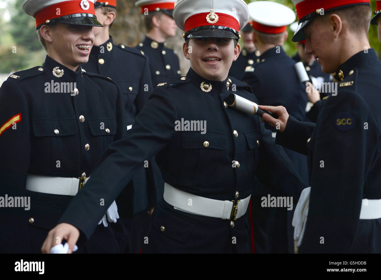 Les cadets de la Marine de Yankee Company Royal Marine Cadets, dans la région du Nord, se préparent à participer à une parade de la journée de Trafalgar, de Horse Guards Parade Trafalgar Square à Trafalgar Square à Londres. Banque D'Images