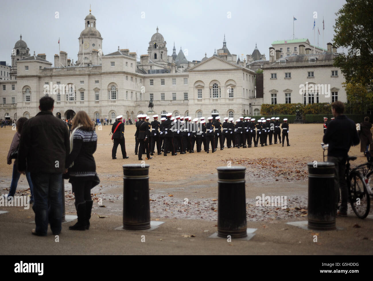 Les cadets de la Marine se rassemblent sur la parade des gardes à cheval avant de prendre part à une parade de la journée de Trafalgar, de la parade des gardes à cheval à Trafalgar Square à Londres. Banque D'Images