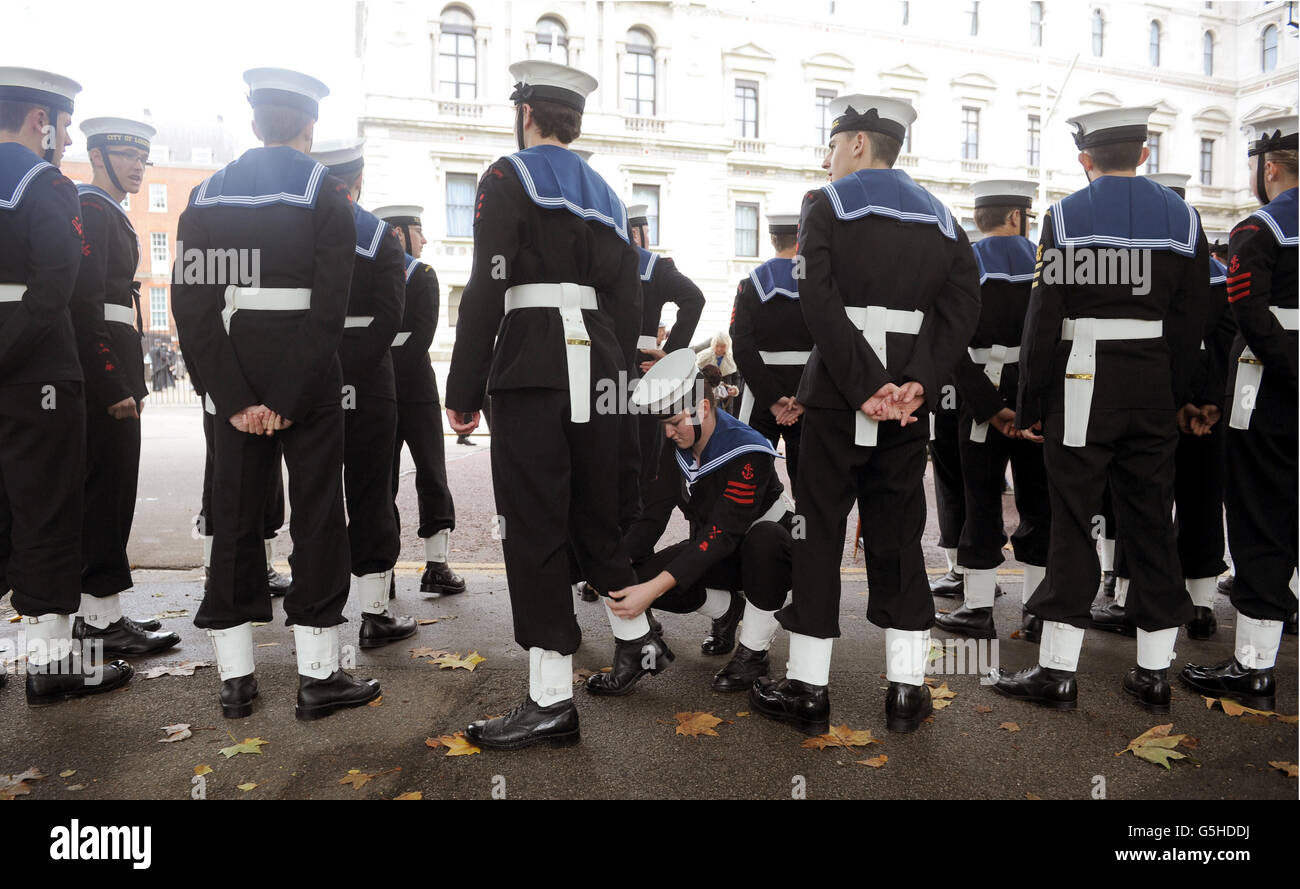 Les cadets de la Marine se préparent à participer à une parade de la journée de Trafalgar, de la parade des gardes à cheval à Trafalgar Square à Londres. Banque D'Images