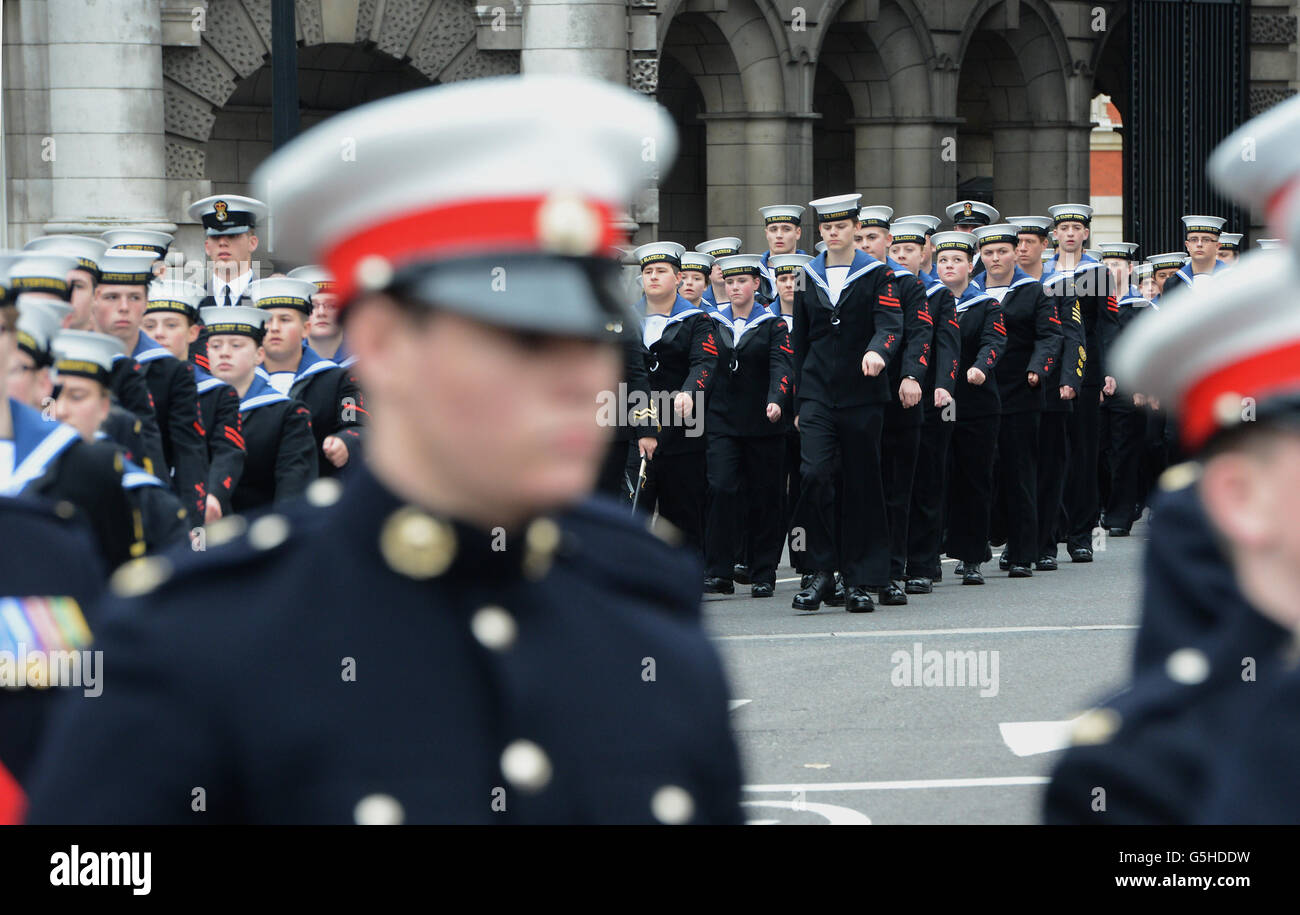 Les cadets défilent à travers Admiralty Arch tandis que les cadets de la Marine participent à une parade de la journée de Trafalgar, de la parade des gardes à cheval à Trafalgar Square à Londres. Banque D'Images