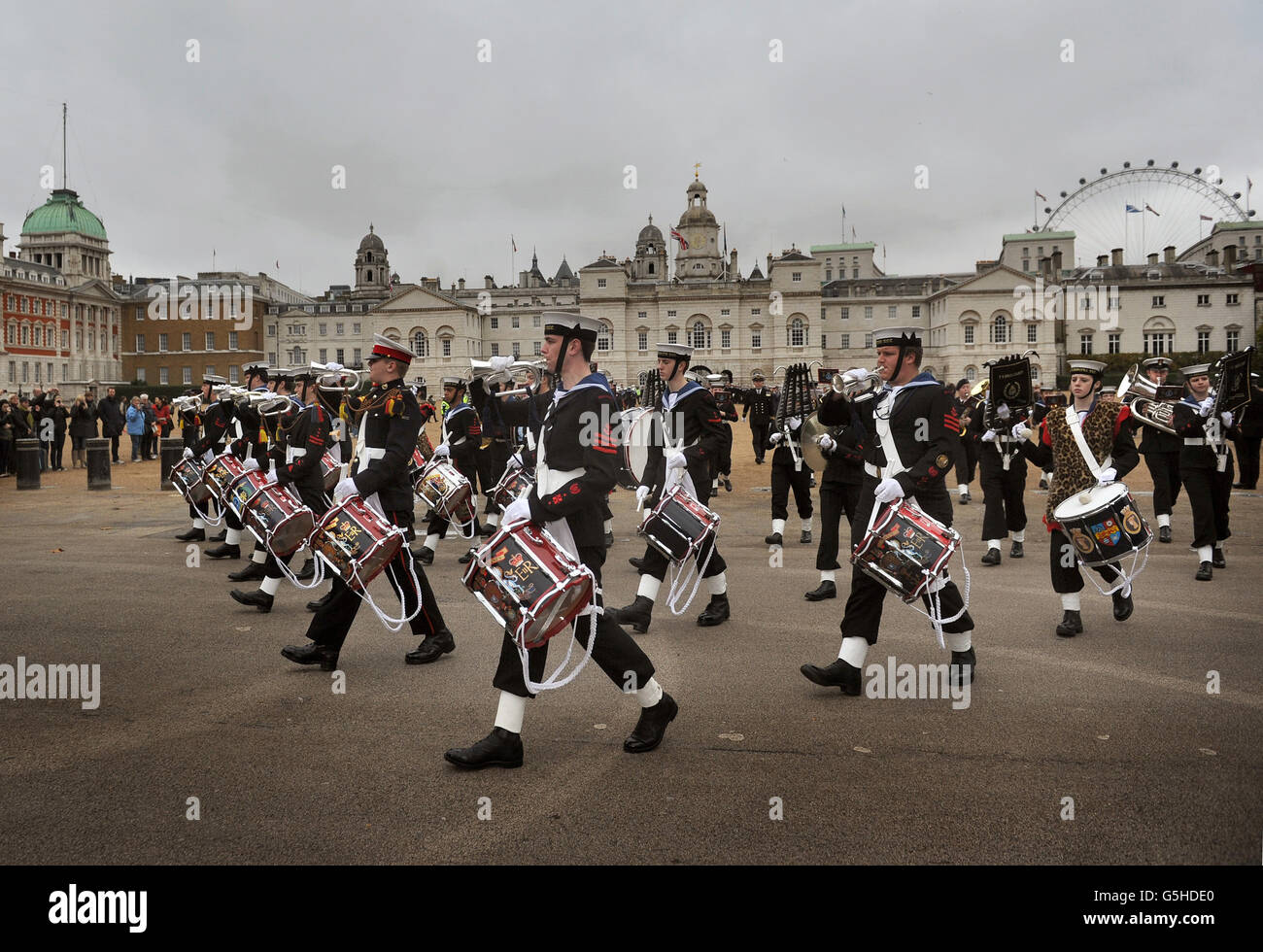 Les cadets quittent la parade des gardes à cheval tandis que les cadets de la Marine participent à une parade de la journée de Trafalgar, de la parade des gardes à cheval à Trafalgar Square à Londres. Banque D'Images