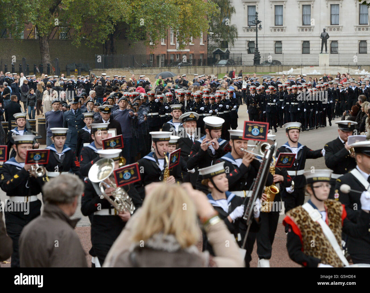 Les cadets quittent la parade des gardes à cheval tandis que les cadets de la Marine participent à une parade de la journée de Trafalgar, de la parade des gardes à cheval à Trafalgar Square à Londres. Banque D'Images