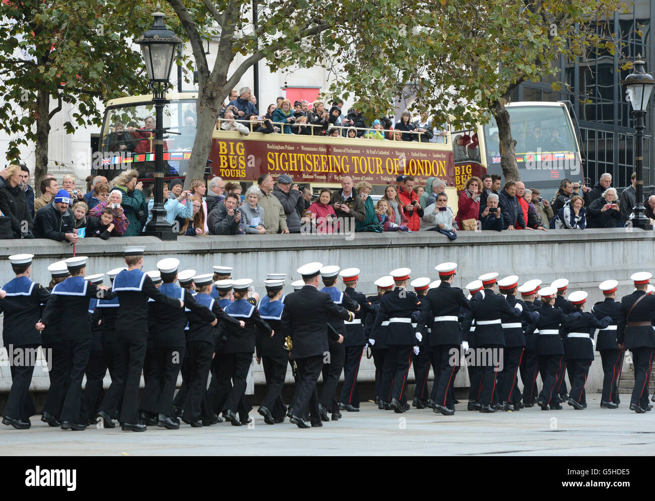 Les cadets arrivent à Trafalgar Square tandis que les cadets de la Marine participent à une parade de la journée de Trafalgar, de Horse Guards Parade à Trafalgar Square à Londres. Banque D'Images