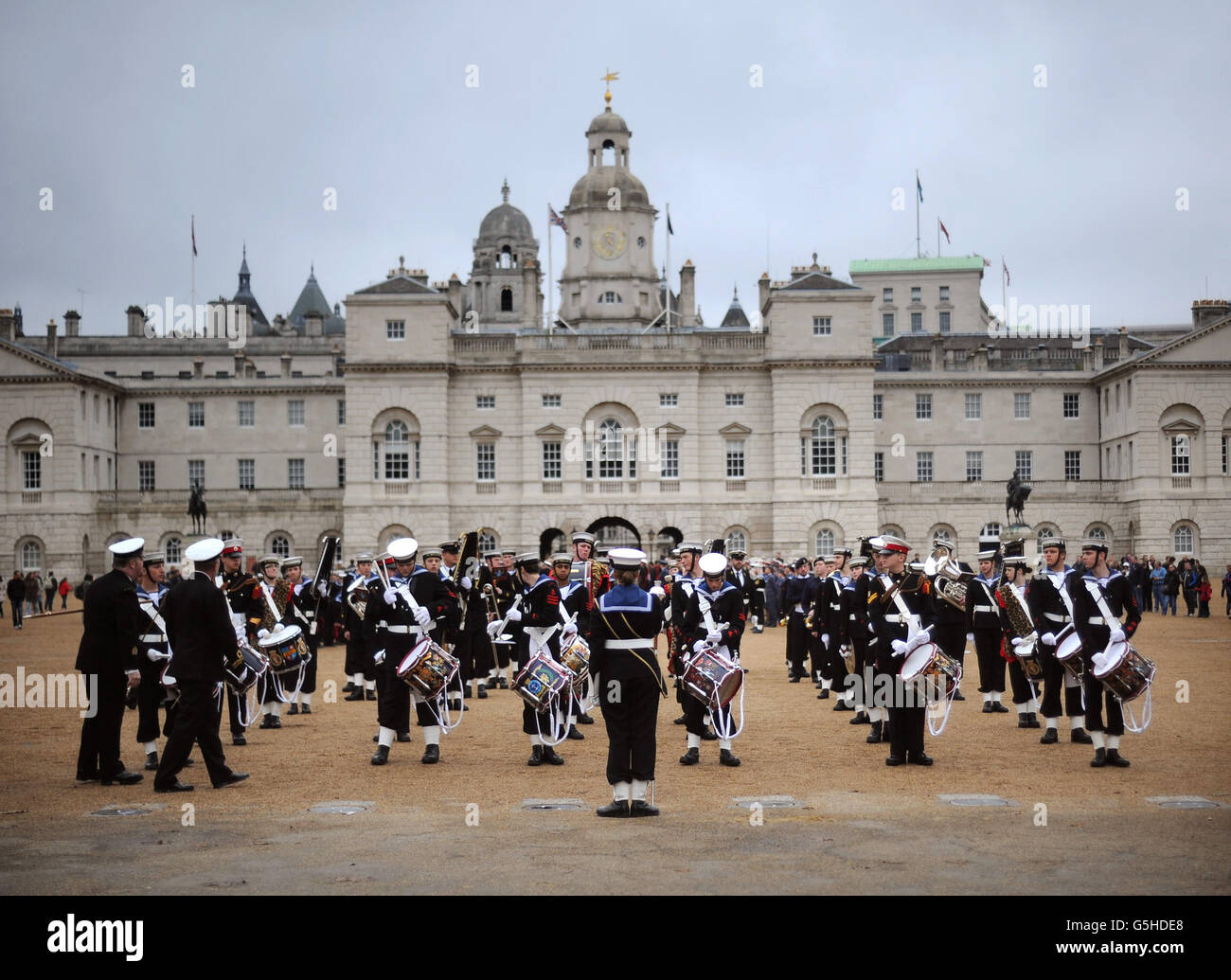 Les cadets de la Marine se rassemblent sur la parade des gardes à cheval avant de prendre part à une parade de la journée de Trafalgar, de la parade des gardes à cheval à Trafalgar Square à Londres. Banque D'Images