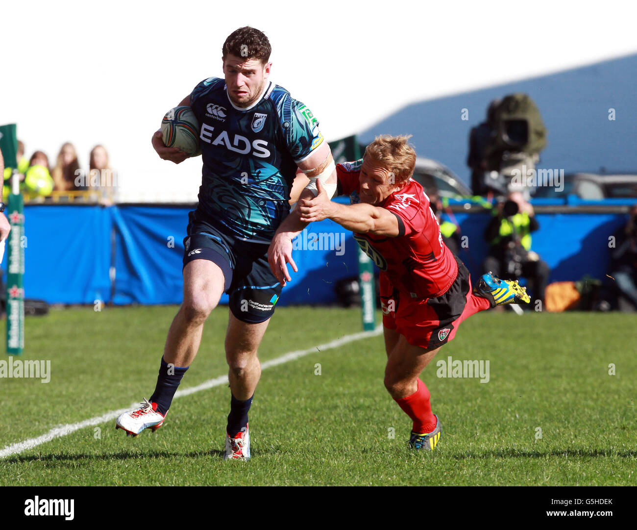 Alex Cuthbert, de Cardiff Blues, se défait de Jonny Wilkinson, de Toulon, lors du match de la coupe Heineken au Cardiff Arms Park, à Cardiff. Banque D'Images