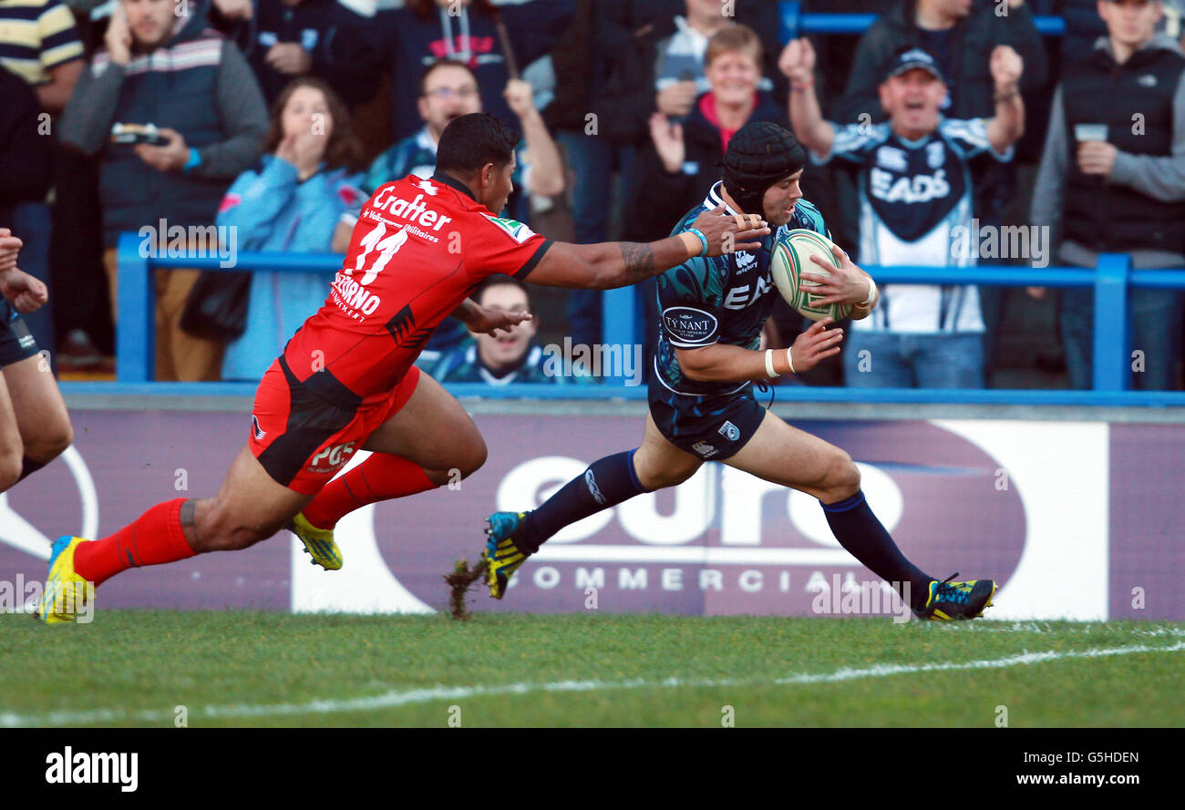 Leigh Halfpenny, de Cardiff Blues, a fait un essai malgré l'attaque de David Smith de Toulon lors du match de la coupe Heineken au Cardiff Arms Park, à Cardiff. Banque D'Images