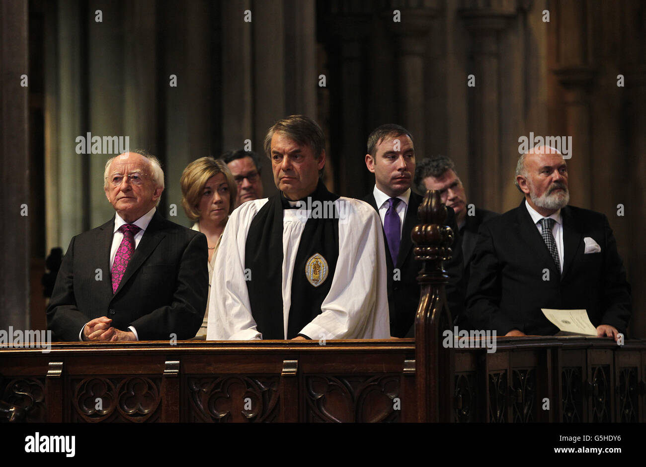 Le président Michael D Higgins (à gauche) avec le canon Patrick Lawrence et le sénateur David Norris (à droite) à la cathédrale Saint-Patrick à Dublin, au service commémoratif annuel de Jonathan Swift, ancien doyen de St. Patrick's. Banque D'Images
