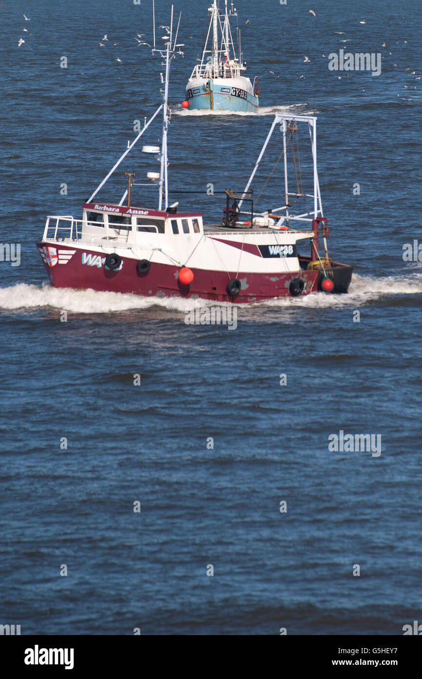 Trawler entrant dans le fleuve Tyne Banque D'Images