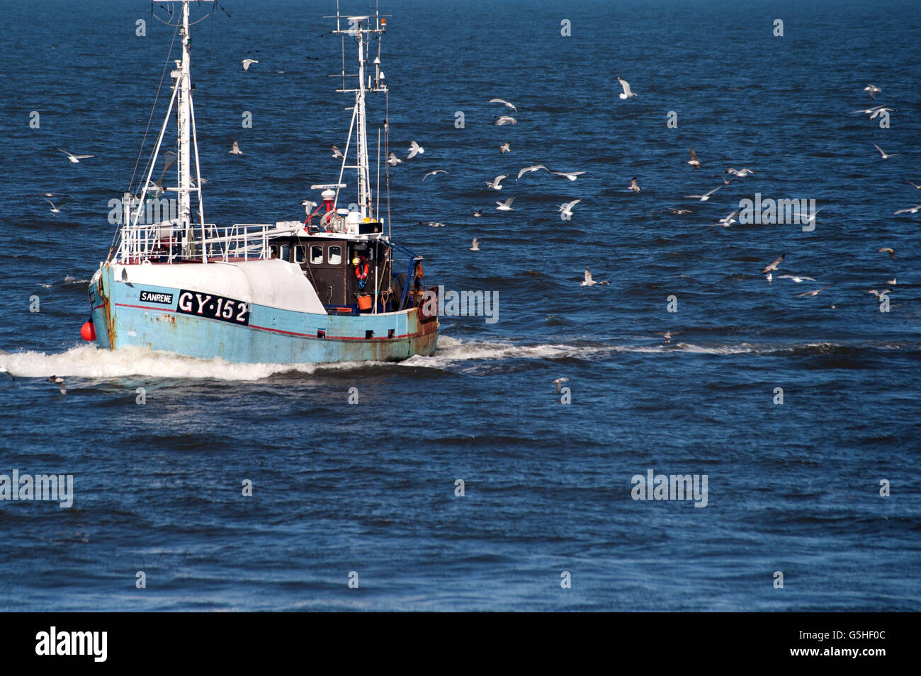 Trawler entrant dans le fleuve Tyne Banque D'Images