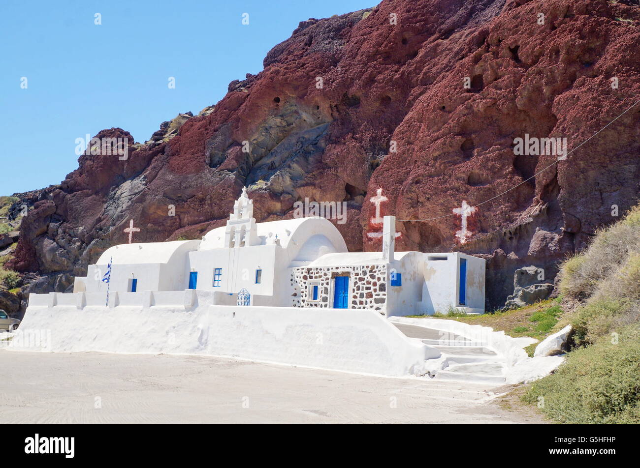 Église de l'île de Santorin en Grèce, construit en manière reconnaissable. Plage de rochers rouges Banque D'Images