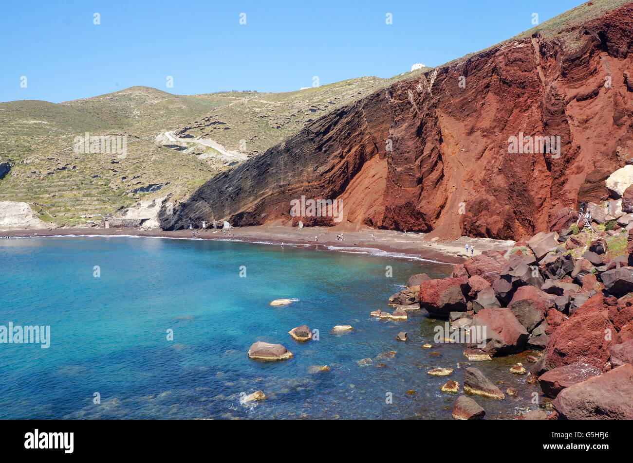 Vue sur la plage rouge à Santorin, célèbre île grecque Banque D'Images