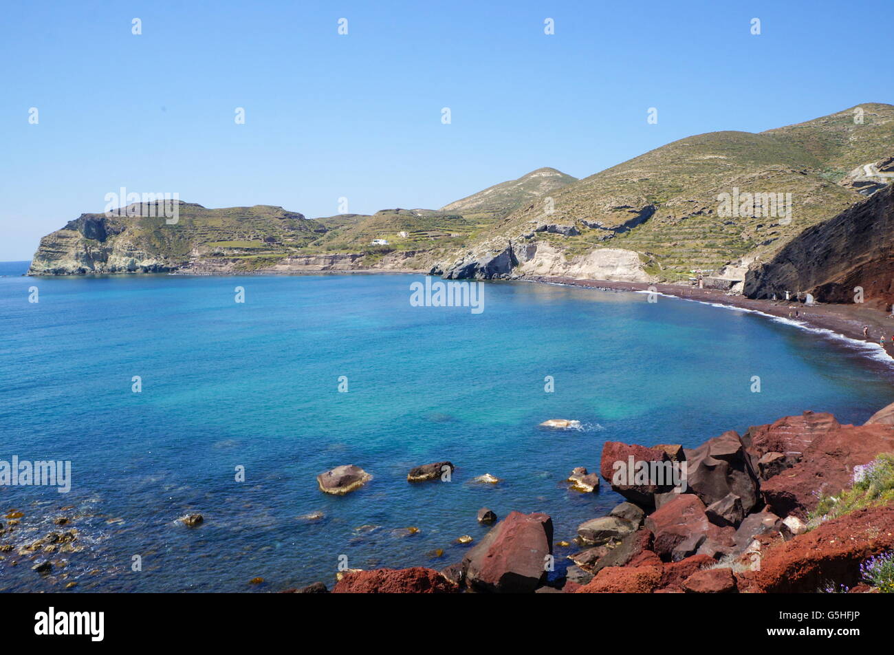 Vue sur la plage rouge à Santorin, célèbre île grecque Banque D'Images