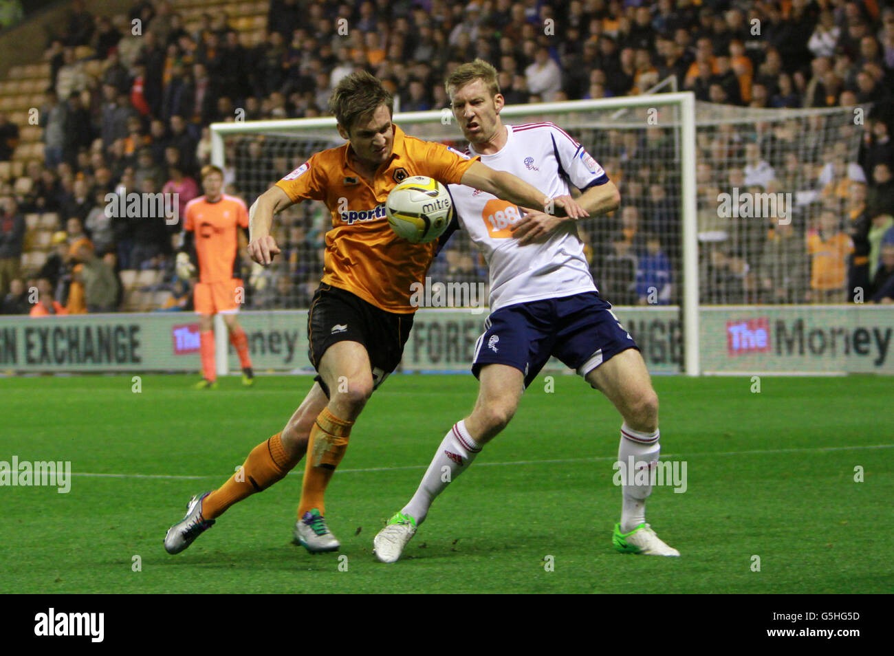 Wolverhampton Wanderers Kevin Doyle (à gauche) et Tim Ram de Bolton Wanderers se battent pour le ballon lors du match de championnat de la npower football League à Molineux, Wolverhampton. Banque D'Images