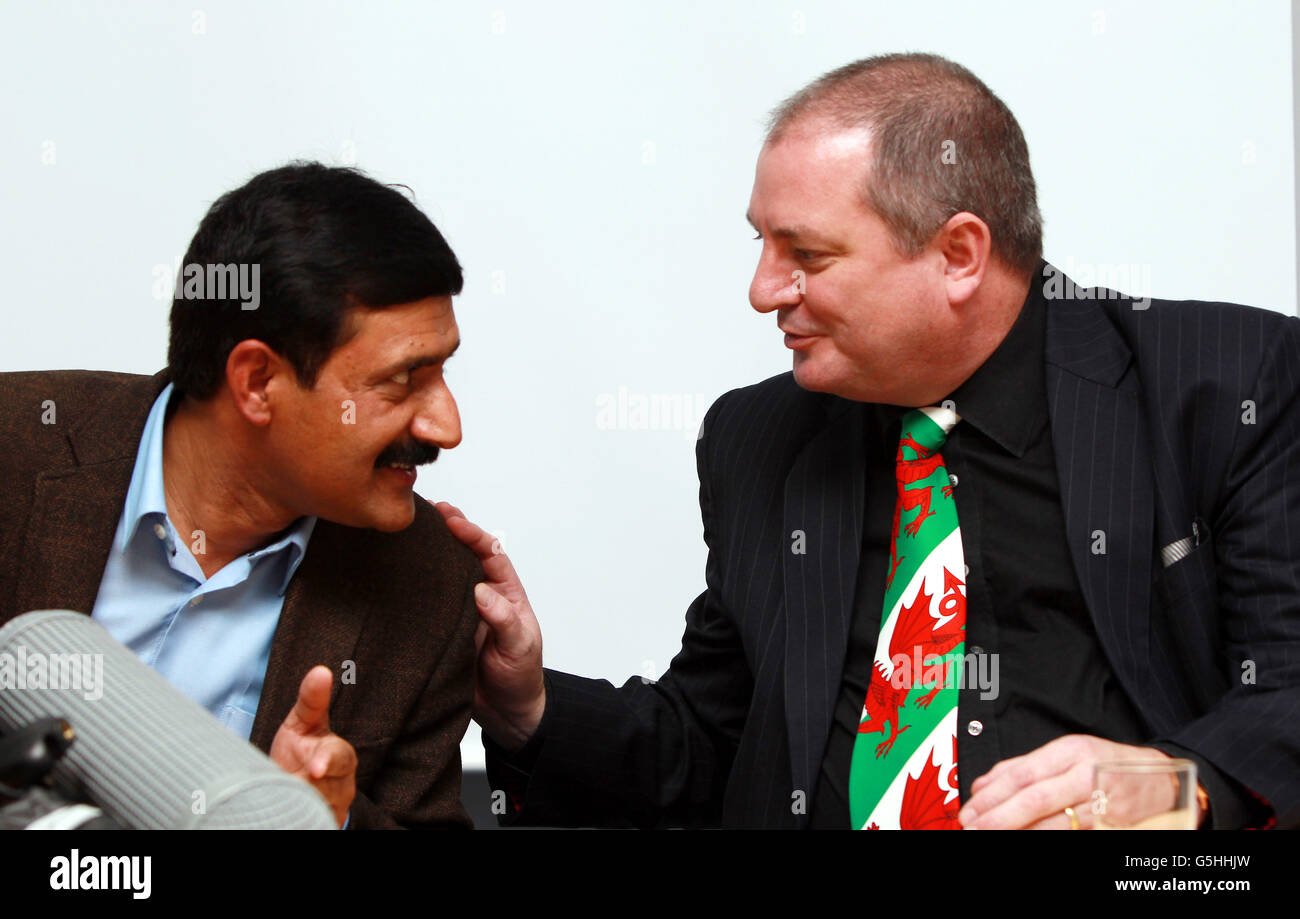 Ziauddin Yousufzai (à gauche) s'entretient aujourd'hui avec le Dr David Rosser, directeur médical, après avoir rendu visite à sa fille Malala à l'hôpital Queen Elizabeth de Birmingham. Banque D'Images