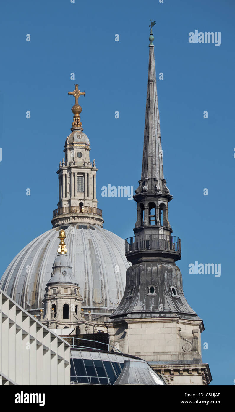 St Martin au sein de Ludgate, église dans la ville de Londres, spire avec le dome de St Paul Banque D'Images