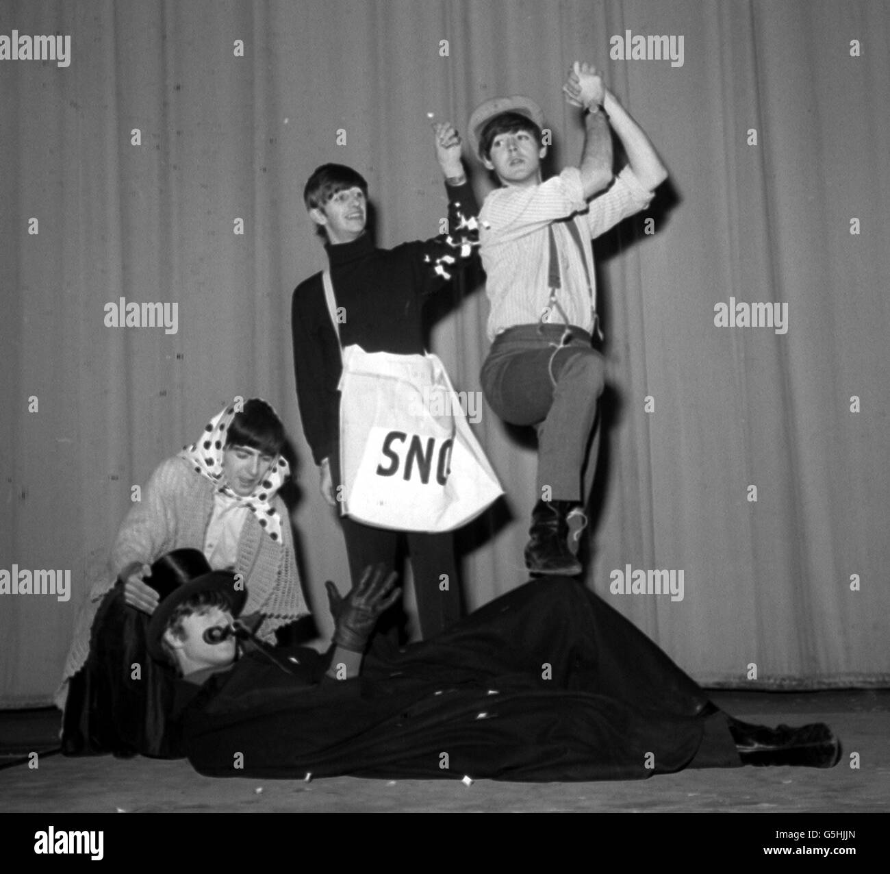 Les Beatles sont photographiés en costume pour un croquis au Finsbury Park Astoria, Londres pour le spectacle de Noël des Beatles. Banque D'Images