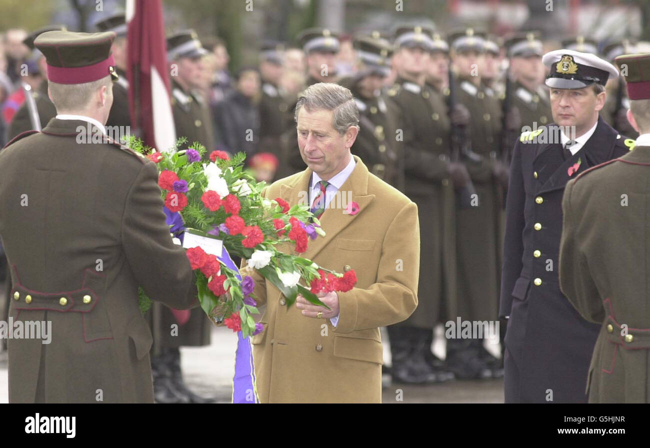 Le prince de Galles reçoit une couronne qui sera placée au Monument de la liberté nationale, dans la capitale lettone Riga.* ...Il avait auparavant été frappé au visage d'une fleur par un manifestant anti-guerre, après avoir déposé une couronne commémorant l'indépendance de l'État Baltique.La femme, appelée Alina, a été emmenée par la police en disant qu'elle protestait contre l'adhésion de la Lettonie à l'OTAN et la guerre en Afghanistan. Banque D'Images