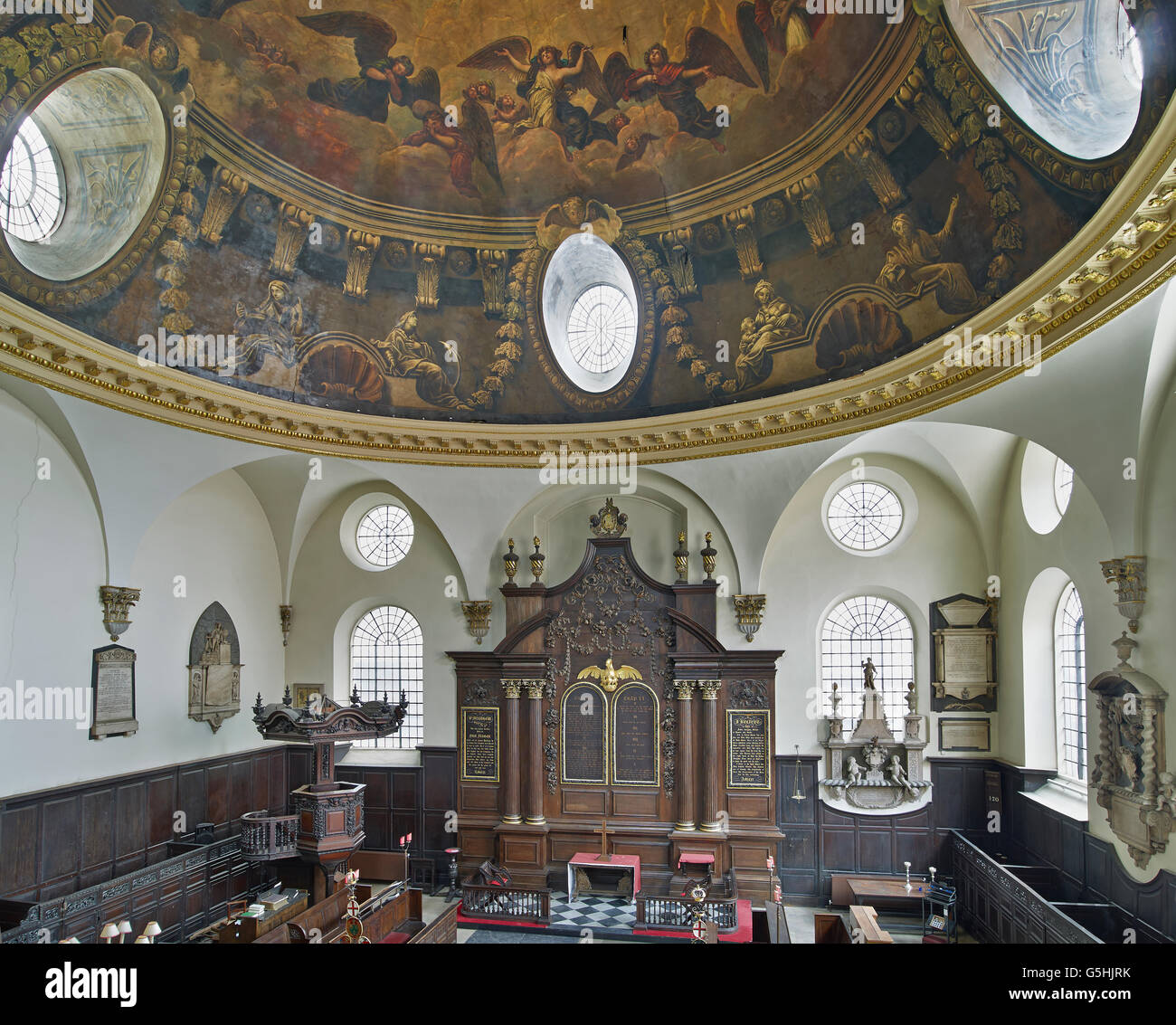 L'église St Mary Abchurch, dans la ville de Londres, de l'intérieur avec Dome Banque D'Images