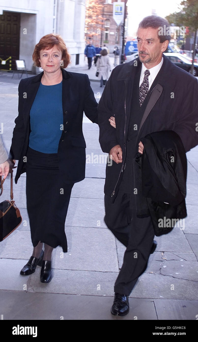 Elaine Oswald, qui aurait été la première victime prévue du tueur en série, le Dr Harold Shipman arrive avec son mari pour témoigner de l'enquête Shipman à l'hôtel de ville de Manchester. * le professeur d'université, qui vit maintenant au Tennessee, a dit hier comment elle était une patiente de Shipman à Todmorden, West Yorkshire, quand il a fait un appel de routine en 1974 et a prescrit de la morphine synthétique pour une douleur d'estomac. Elle a dit qu'elle avait perdu conscience et qu'elle avait été emmenée à l'hôpital où elle avait été traitée pour une courte maladie. Banque D'Images