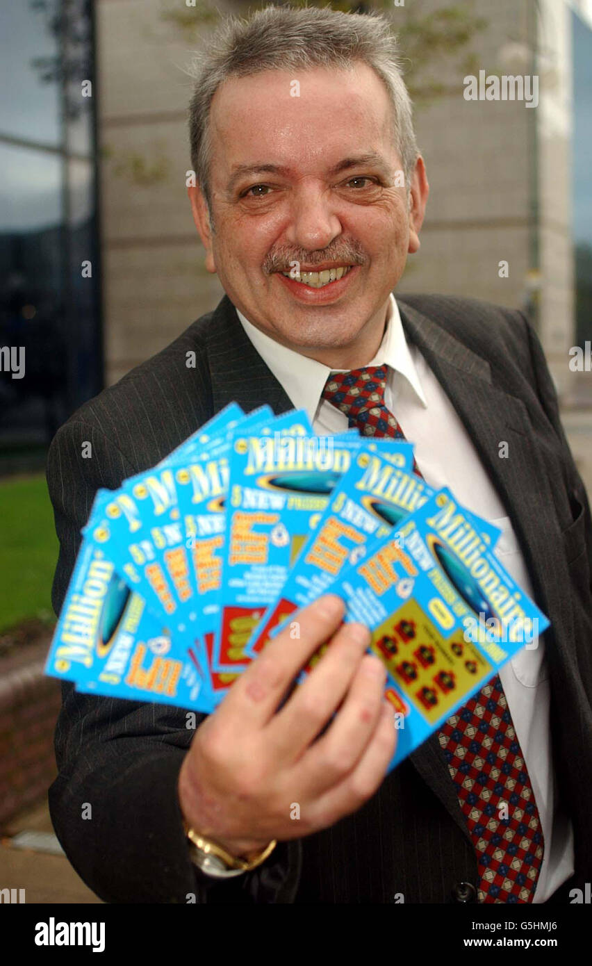 Le millionnaire David Lynch récolte ses gains dans un hôtel de Birmingham.Lui et son partenaire, Yvonne Julian, se préparaient aujourd'hui à des vacances de rêve à Las Vegas après avoir raflé 1 million sur une carte à gratter de la Loterie nationale 2.* ils sont les premiers à gagner le prix à sept chiffres sur la deuxième édition du jeu instants Millionnaire.Mais les deux, de Leicester, pensaient que leur chance avait disparu après avoir manqué une victoire de Lottery en 2,500 il y a plusieurs semaines parce qu'ils ont oublié de mettre leurs chiffres réguliers. Banque D'Images