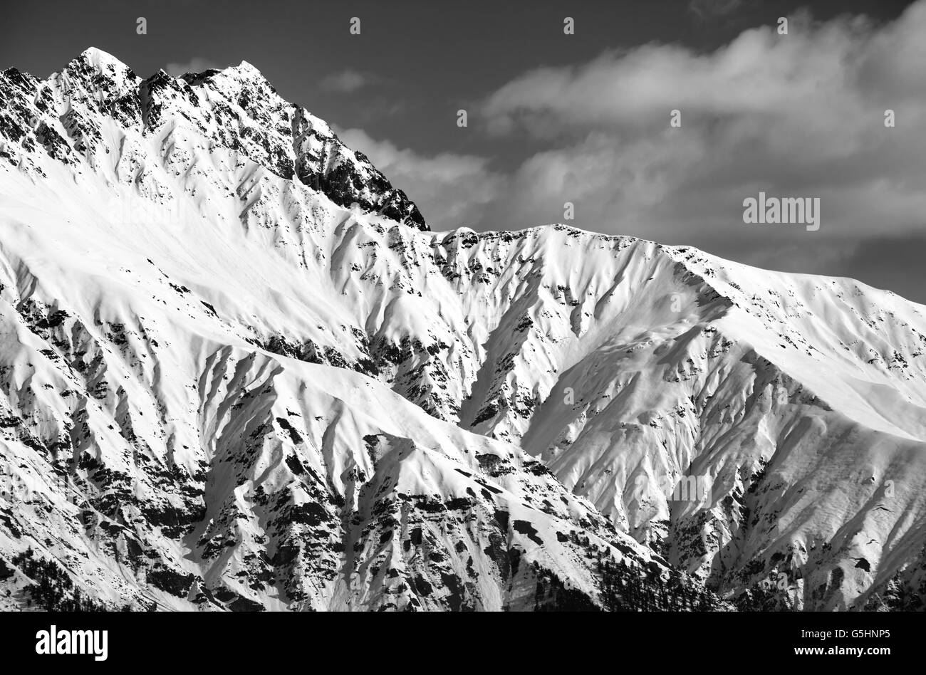 Le noir et blanc Snowy Mountains, à la lumière du soleil belle journée. Vue du télésiège sur Hatsvali Svaneti, région de la Géorgie. Caucase Moun Banque D'Images