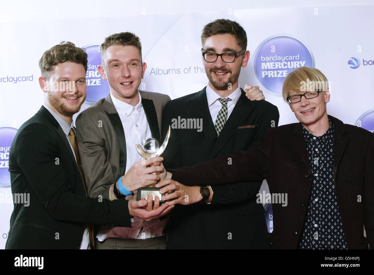 (De gauche à droite) Joe Newman, Thom Green, Gus Unger-Hamilton et Gwil Sainsbury d'Alt-J après leur annonce comme gagnants du prix Mercury au Roundhouse de Camden, au nord de Londres. Banque D'Images