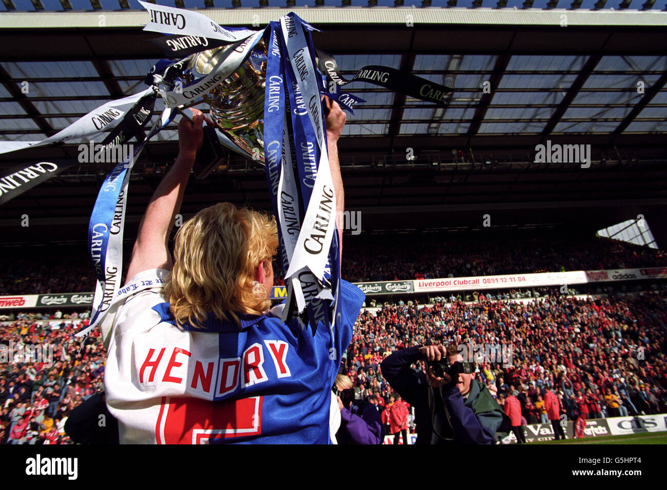 Soccer - FA Carling Premiership - Liverpool et Blackburn Rovers.Colin Hendry de Blackburn Rovers célèbre avec le trophée FA Carling Premiership Banque D'Images