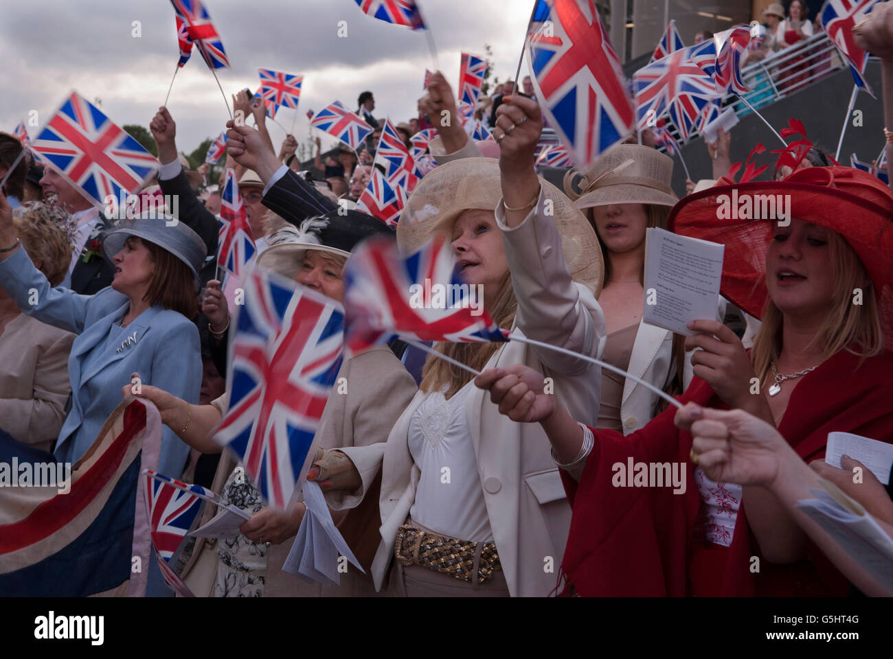 Land of Hope and Glory et Rule Britannia chansons patriotiques anglaises chantées, brandissant Union Jack Flags à la fin des jours sur le stand du groupe. Royal Ascot 2016 2010 Royaume-Uni HOMER SYKES Banque D'Images