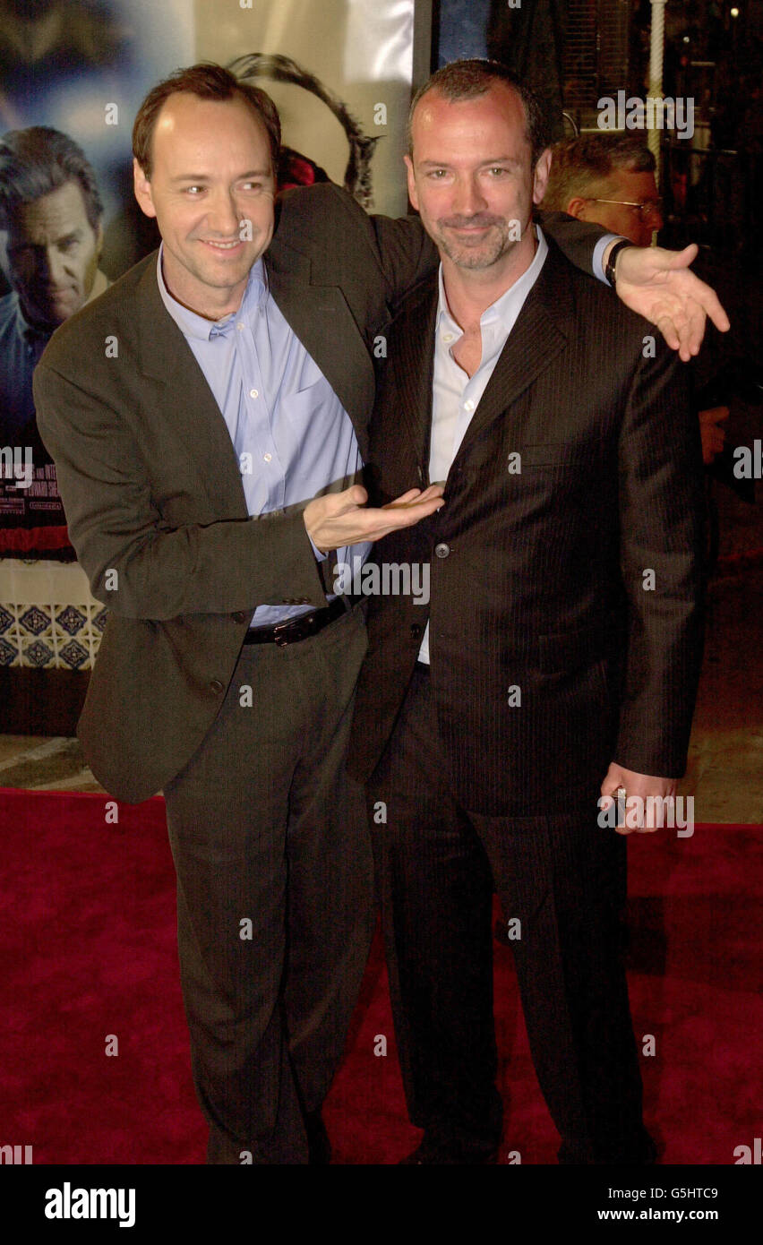 Kevin Spacey, star du K-PAX, et Iain Softley, réalisateur du film, arrivent au Mann's Village Theatre de Los Angeles pour la première mondiale du film. Banque D'Images