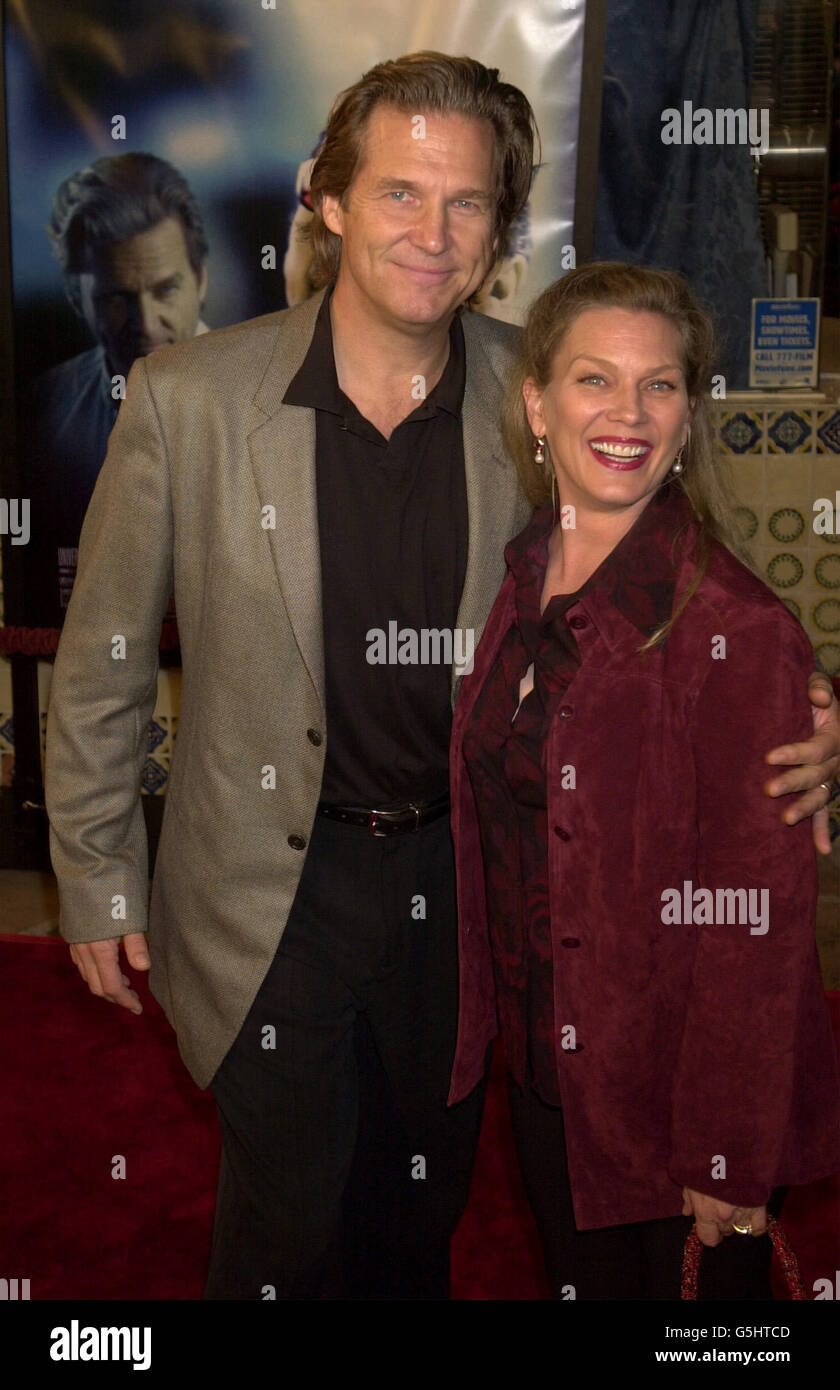 Jeff Bridges, star du K-PAX, et Susan, son épouse, arrivent au Mann's Village Theatre de Los Angeles pour la première mondiale du film. Banque D'Images