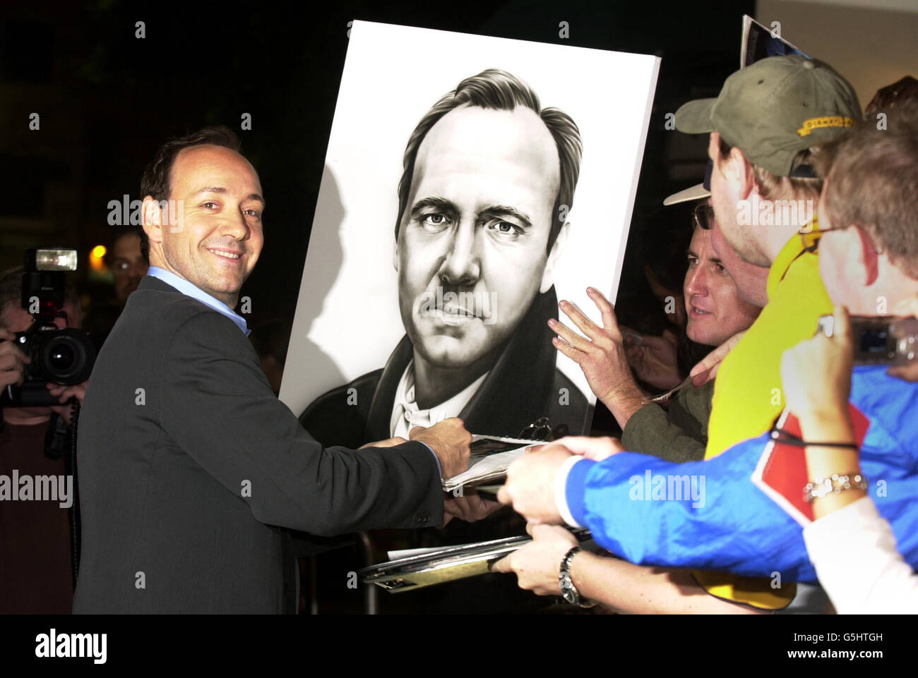 États-Unis K-PAX PREMIERE Kevin Spacey.Kevin Spacey signe des autographes pour les fans à la première de K-PAX à Los Angeles. Banque D'Images