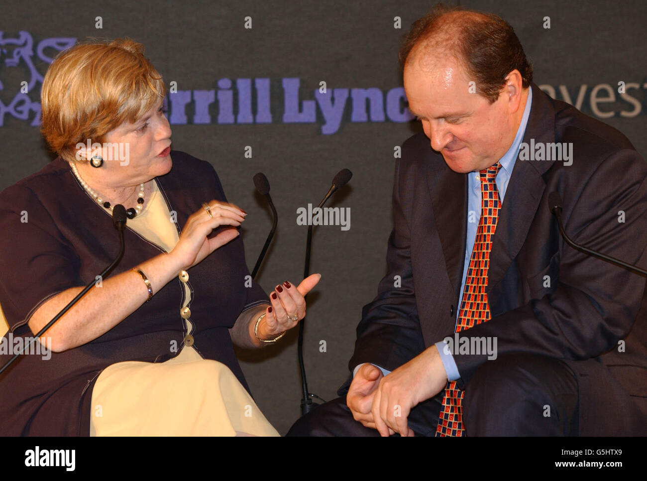 L'ancienne secrétaire à la maison Shadow Ann Widdecombe et l'homme d'ancre de BBC radio 4, James Naughtie, lors d'une séance photo à l'hôtel Savoy de Londres, où les députés ont eu l'occasion de tourner la table sur certains des intervieweurs les plus durs de l'entreprise.*Turn the tables 2001, parrainé par Merrill Lynch Investment Managers, permettra de recueillir des fonds pour le Fonds de recherche sur le cancer impérial, le principal organisme de recherche sur le cancer du Royaume-Uni qui se consacre à la prévention, au traitement et à la guérison de toutes les formes de la maladie. Banque D'Images