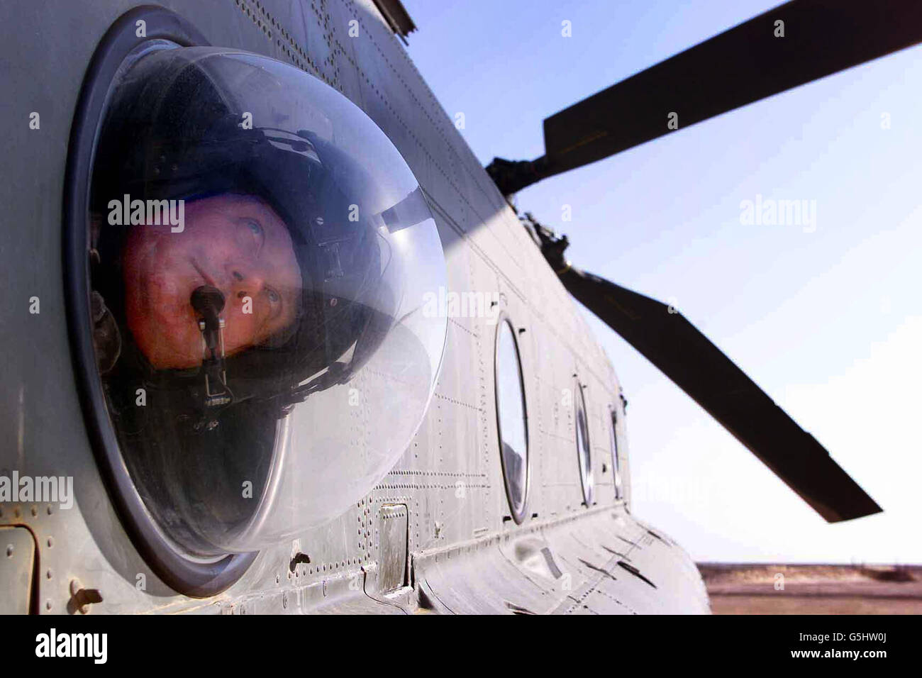 Le Sgt Tony Raymont, membre de l'équipage du 27 Squadron, regarde par la fenêtre arrière d'un hélicoptère Chinook avant de prendre son envol à Camp Eagle, à Oman, où les Forces armées britanniques participent à l'exercice Saif Sareea II Banque D'Images Le Sgt Tony Raymont, membre de l'équipage du 27 Squadron, regarde par la fenêtre arrière d'un hélicoptère Chinook avant de prendre son envol à Camp Eagle, à Oman, où les Forces armées britanniques participent à l'exercice Saif Sareea II Banque D'Images