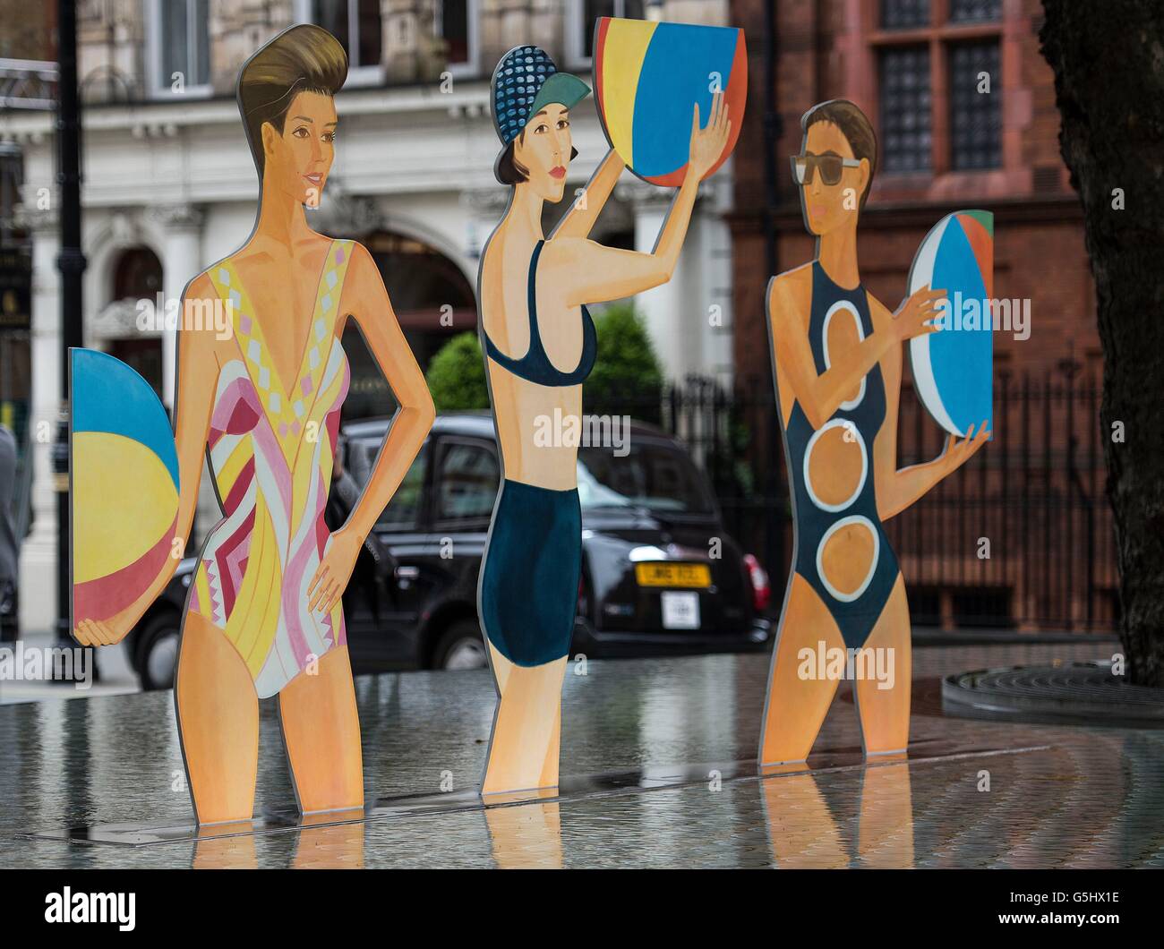 Chance, une découpe sculpture de l'artiste Alex Katz à l'intérieur de la vedette Tadao Ando-conçu d'eau à l'extérieur de l'hotel Connaught à Londres, où il restera pendant la journée et ensuite être transférés à Timothy Taylor Art Gallery de Londres, où il peut être vu jusqu'au samedi 3 septembre. Banque D'Images