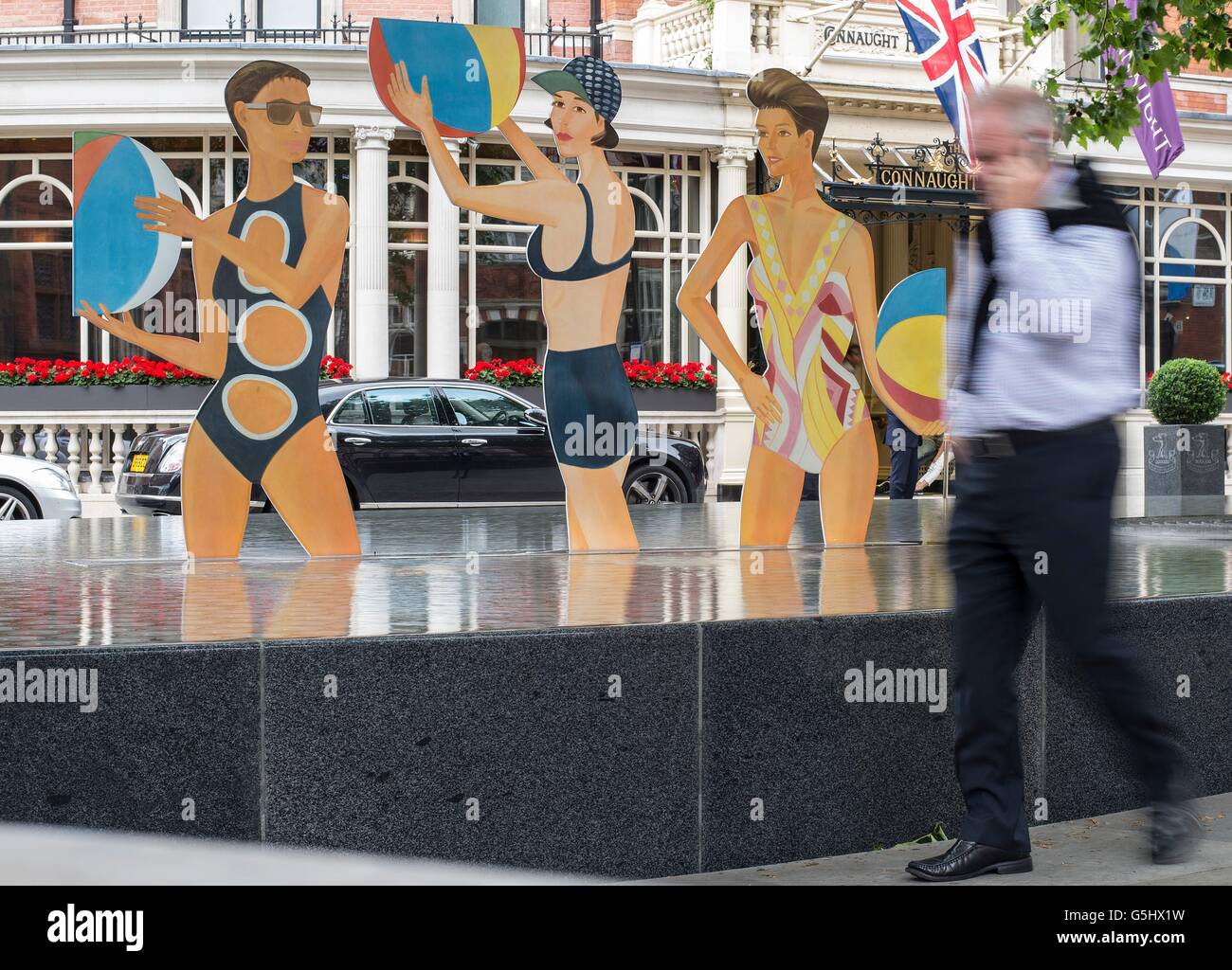 Un membre du public marche dernières Chance, une découpe sculpture de l'artiste Alex Katz à l'intérieur de la vedette Tadao Ando-conçu d'eau à l'extérieur de l'hotel Connaught à Londres, où il restera pendant la journée et ensuite être transférés à Timothy Taylor Art Gallery de Londres, où il peut être vu jusqu'au samedi 3 septembre. Banque D'Images