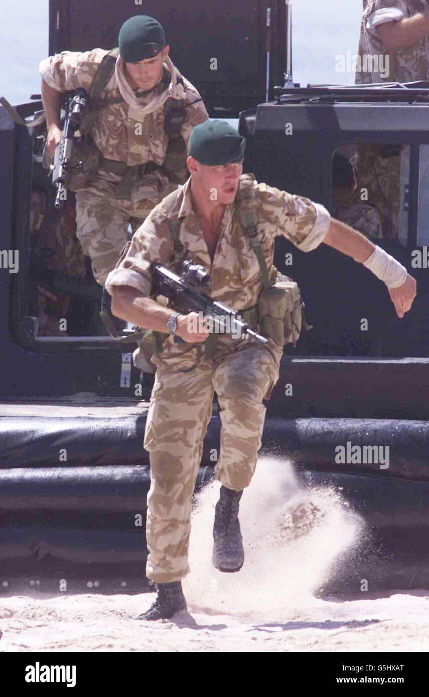 Royal Marines à partir de 40 Commando a frappé la plage lors d'une démonstration amphibie à Oman.Deux cents hommes du 40 Commando, qui fait partie de la Brigade du 3 Commando, ont été mis en attente immédiate pour l'action en Afghanistan.*... et restera dans le Golfe à bord du HMS Fearless quand d'autres troupes reviendront de l'exercice en Oman.21/01/03 : les troupes britanniques qui se préparent à se rendre dans le Golfe attendent toujours du matériel, y compris des bottes du désert, et tous les chars et l'artillerie ne sont pas prêts pour les conditions, a admis le Gouvernement.Mais les ministres ont insisté sur le fait que des fournitures adéquates avaient été commandées. Banque D'Images