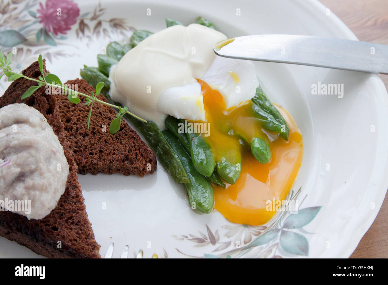 Œuf liquide d'œufs pochés avec haricots verts, petit déjeuner Banque D'Images
