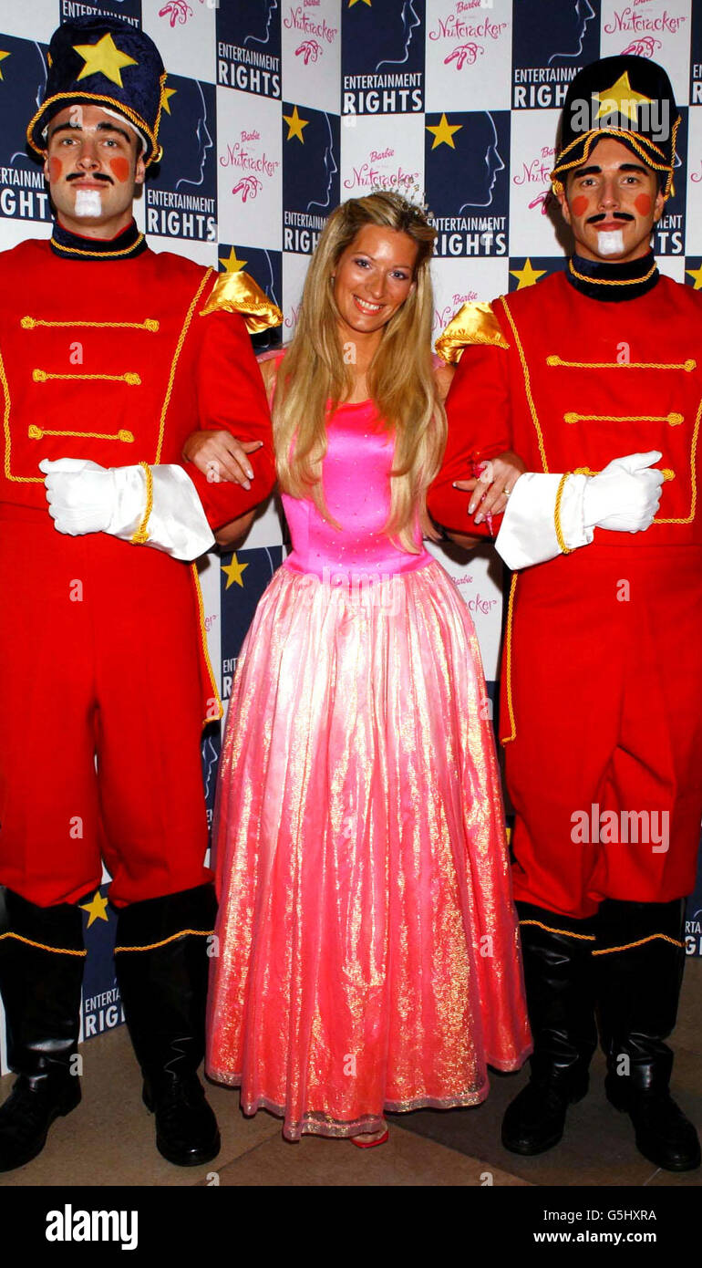 'Barbie' avec ses deux soldats de casse-noisette Wayne Barrett (à gauche) et Craig Bryce à la première de la vidéo 'Barbie in the casse-noisette' à Banqueting House à Whitehall, Londres, Banque D'Images