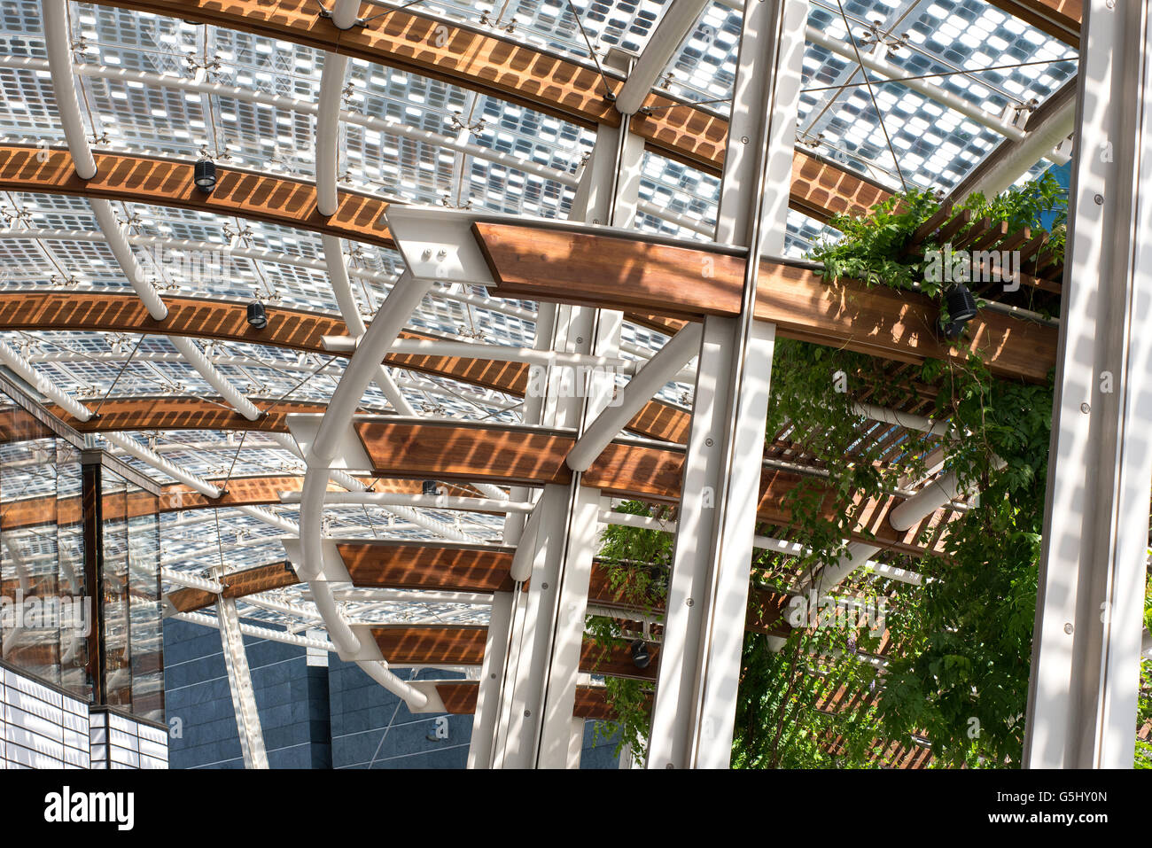 Formation en architecture d'une structure de toit moderne sur les poutres avec un motif de carrés géométriques Banque D'Images