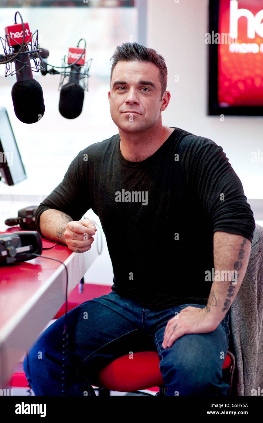 Robbie Williams visite Global radio - Londres.Robbie Williams photographié lors d'une interview sur Heart FM à leur studio de Leicester Square, Londres. Banque D'Images