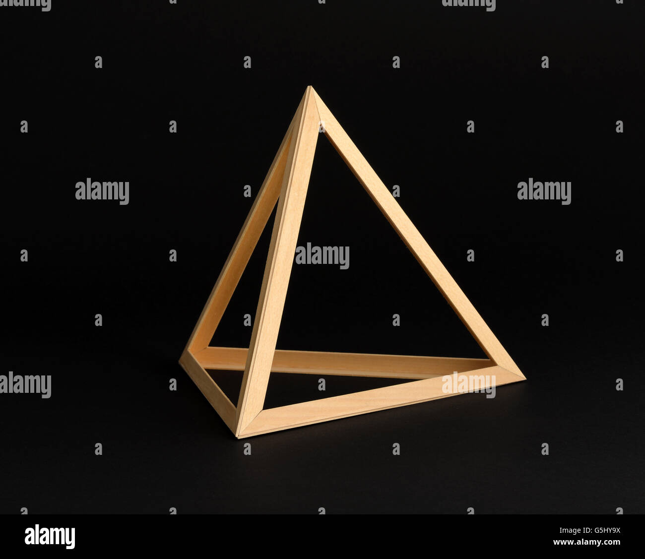 Triangle en bois en trois dimensions sous la forme d'une image recto verso Banque D'Images