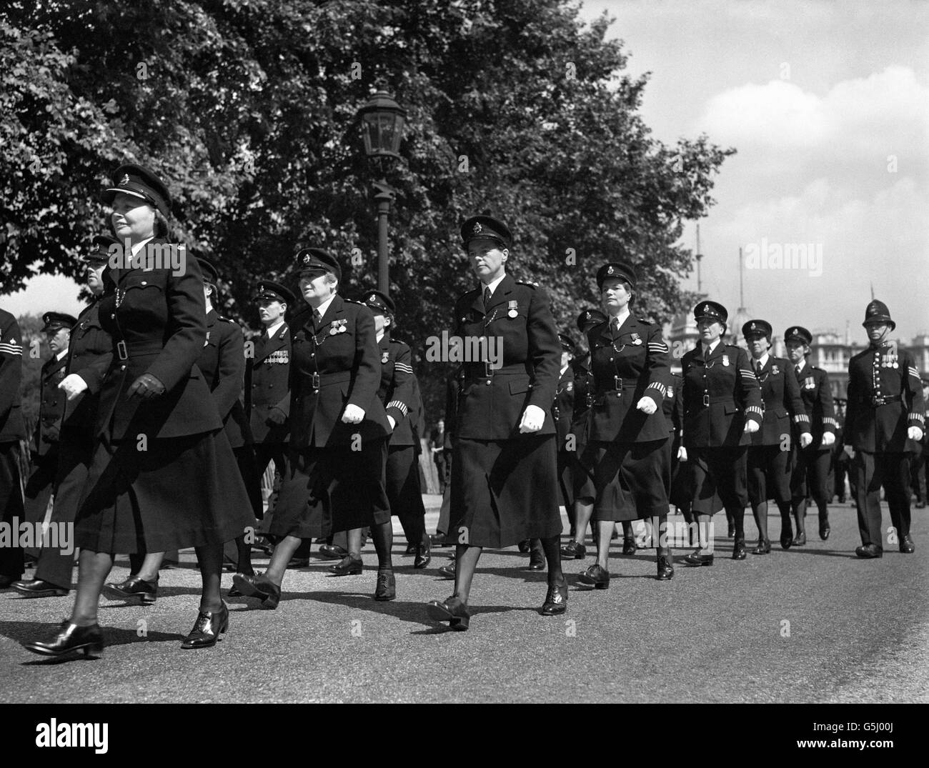 Six cents hommes et femmes représentant chaque branche de la police métropolitaine ont défilé de Horse Guards Parade, Londres à l'abbaye de Westminster pour le dévoilement par le Roi de la police War Memorial. Banque D'Images