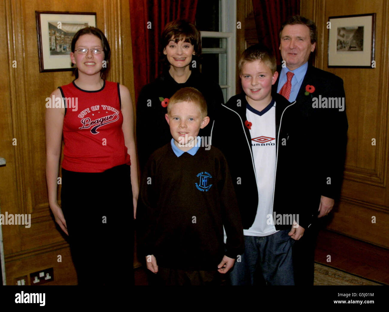 De gauche à droite : Alison Hendry, Kevin McKenna, Dominic Richie et John Lyons, député de East Dunbarton, posent pour des photos avec la femme du premier ministre britannique, Cherie Blair, lors d'une fête de thé à Downing Street. Banque D'Images