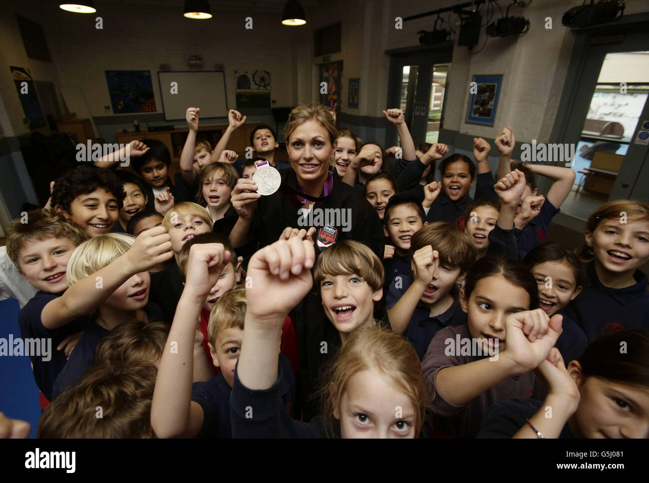 La médaillée d'argent du judo olympique Gemma Gibbons avec des élèves lors d'une visite à l'école primaire de Christ Church, où elle dirige une académie spéciale de formation Ninja, à Londres. Banque D'Images