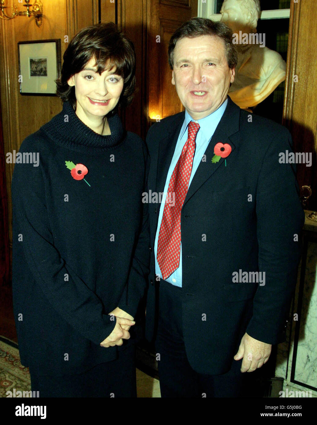Le député de East Dunbarton John Lyons pose avec l'épouse du Premier ministre britannique Cherie Blair lors d'une visite à Downing Street. Banque D'Images